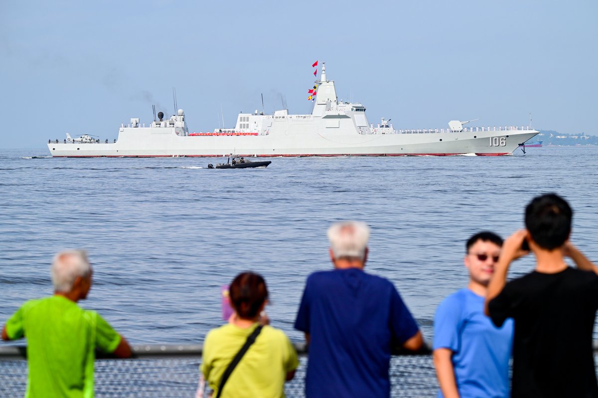 The #HongKong Special Administrative Region witnessed a historic display of national pride and naval power as China's first domestically built aircraft carrier, the CNS Shandong, arrived on Thursday, accompanied by a formidable escort fleet. bit.ly/3TWkGu6