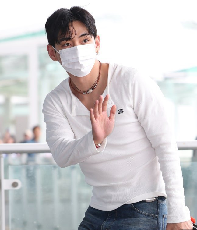 smol_kia's tweet photo. rt and reply with:

HAVE A SAFE FLIGHT TAEHYUNG
KIM TAEHYUNG IS COMING
CELINE BOY V IS COMING
#TAEHYUNGxCeline https://t.co/w4bIZzKq4Q