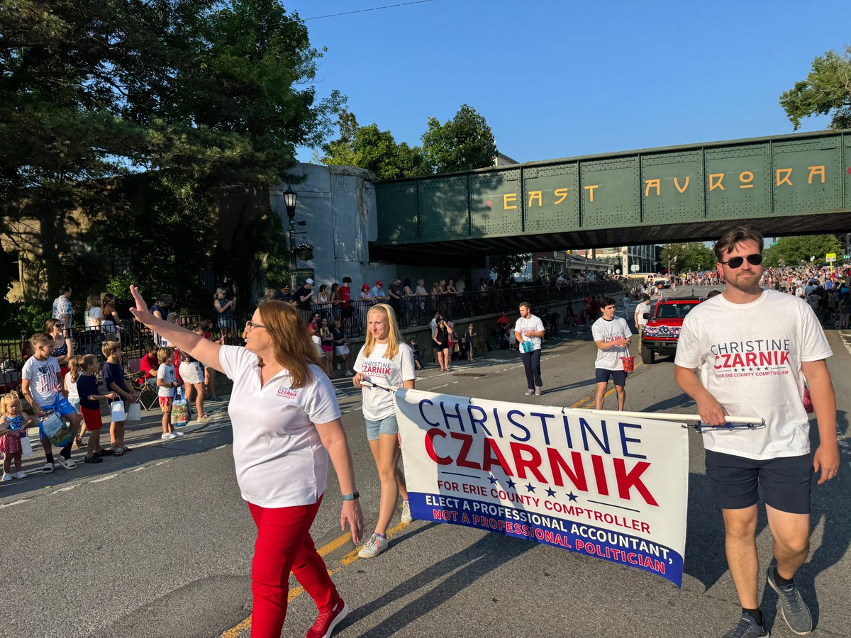 CzarnikForErie's tweet image. We kicked off the Fourth of July celebrations at the East Aurora Independence Day Parade! 🇺🇸 Thank you to everyone who came out to celebrate and cheer us on!
