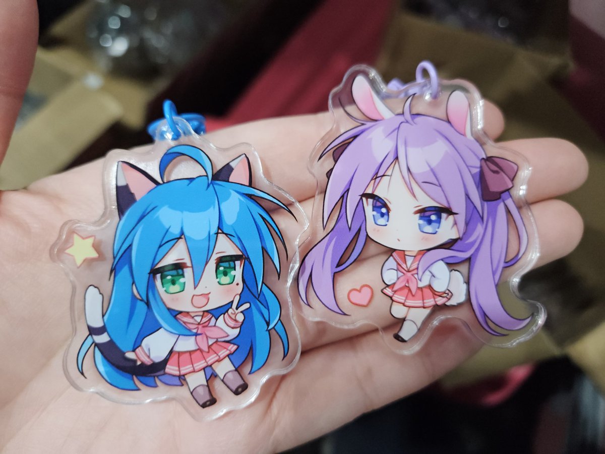 柊かがみ ,泉こなた 「I forgot to put these out.....」|moorina 🧸 Kawaiikon 620のイラスト