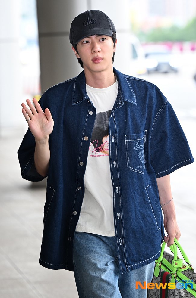 [💜]

Taehyung akan menghadiri event Celine di Paris dan Seokjin di Gimpo Airport untuk tour nya di Chiba, Japan.

HAVE A SAFE FLIGHT JIN
HAVE A SAFE FLIGHT TAEHYUNG