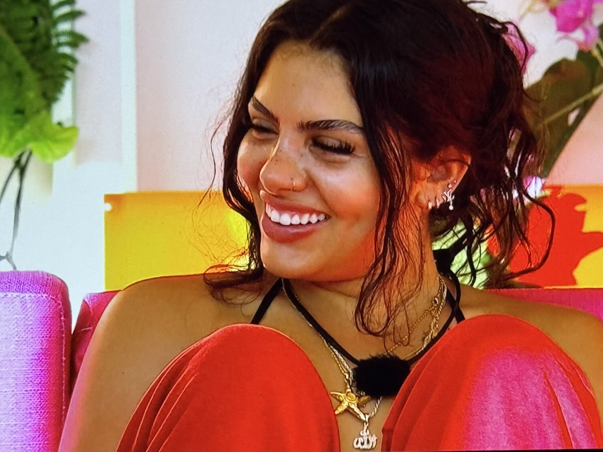 caramlapple's tweet image. CHRIS MAKES HER SMILE SO HARD 🥹