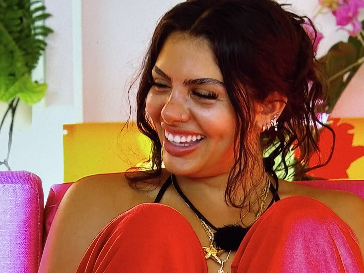 caramlapple's tweet image. CHRIS MAKES HER SMILE SO HARD 🥹