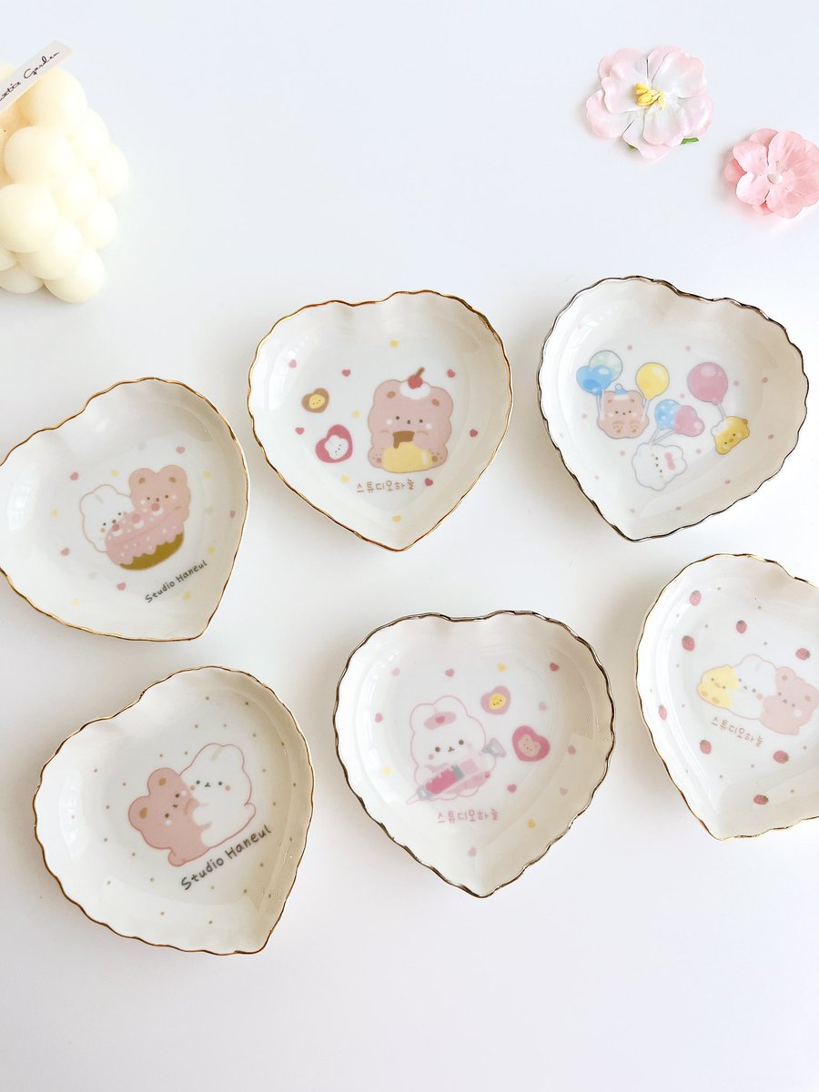 【new】ハート豆皿♡
7/4(金)19:00〜オンラインガチャモール 「Gachafy」で発売開始🎀▶︎ gachafy.com

手のひらサイズのかわいい豆皿🩰
パム・タルト・ポポがふんわり優しい
全6種デザインで登場🧸
アクセトレイやインテリアにも◎

金銀の縁がきらりと光る