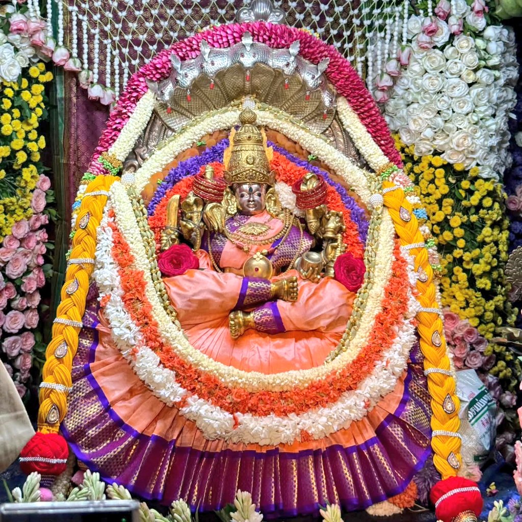 chamundi_betta's tweet photo. ಚಾಮುಂಡೇಶ್ವರಿ ಅಮ್ಮನ ಇಂದಿನ 2ನೇ ಆಷಾಢ ಶುಕ್ರವಾರದ ಅಲಂಕಾರ ಕಣ್ತುಂಬಿಕೊಳ್ಳಿ https://t.co/JPjpsMYaNo