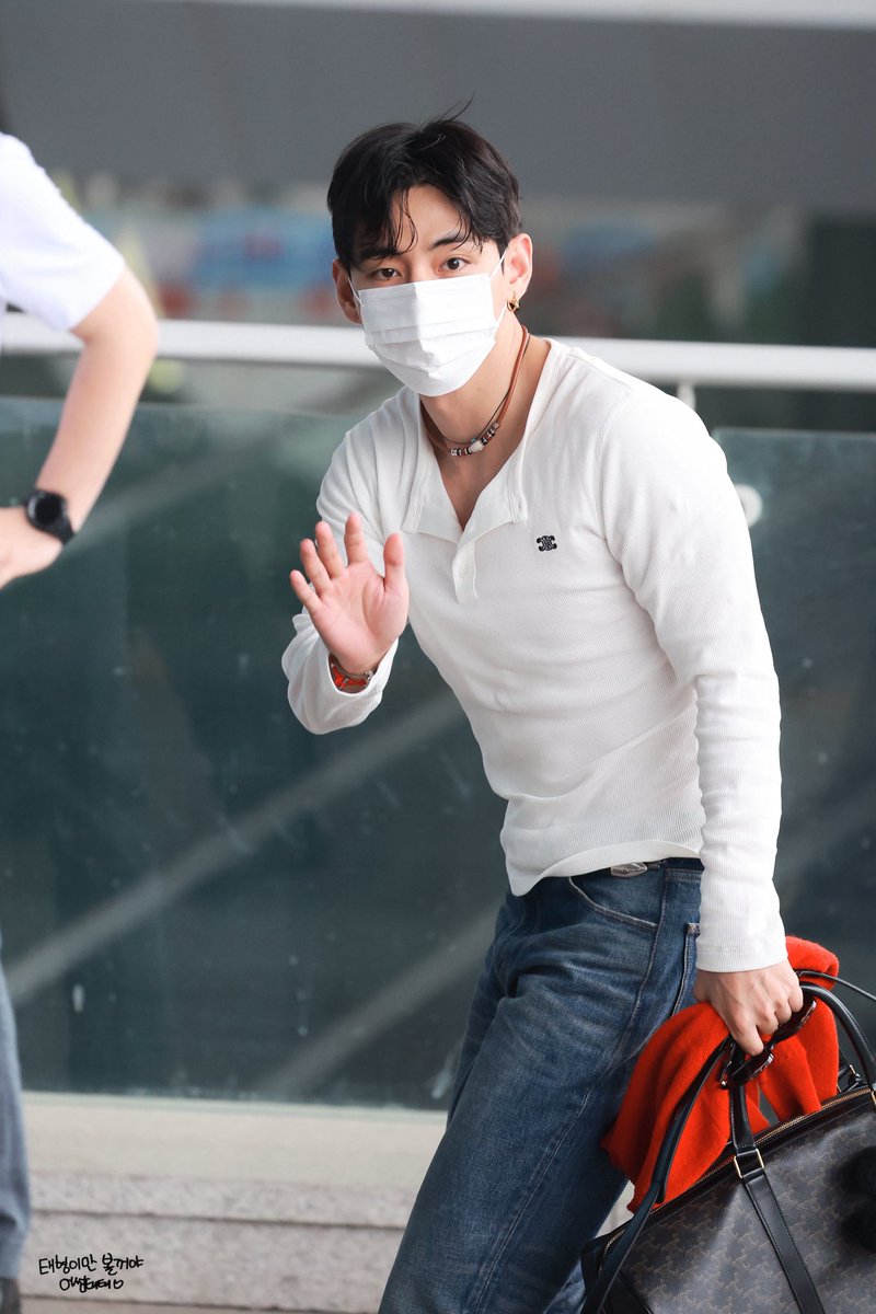 250704 ICN 출국
태형이 하이!👋👋
#뷔 #태형 #bts #V <a href="/BTS_twt/">방탄소년단</a>