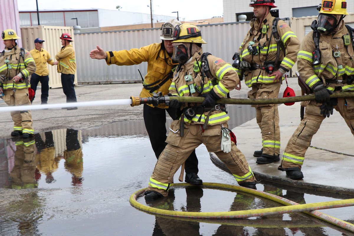 🚒 Thinking about becoming a firefighter? #SMFD is hosting 6 Open Houses on Aug 1-10 (6–8 PM).
Meet our crew, tour the station &amp; learn about the hiring process!
Apply: July 28–Aug 11 👨‍🚒
#JoinSMFD #FirefighterJobs #SantaMonicaFire #NowHiring #PublicSafetyCareers