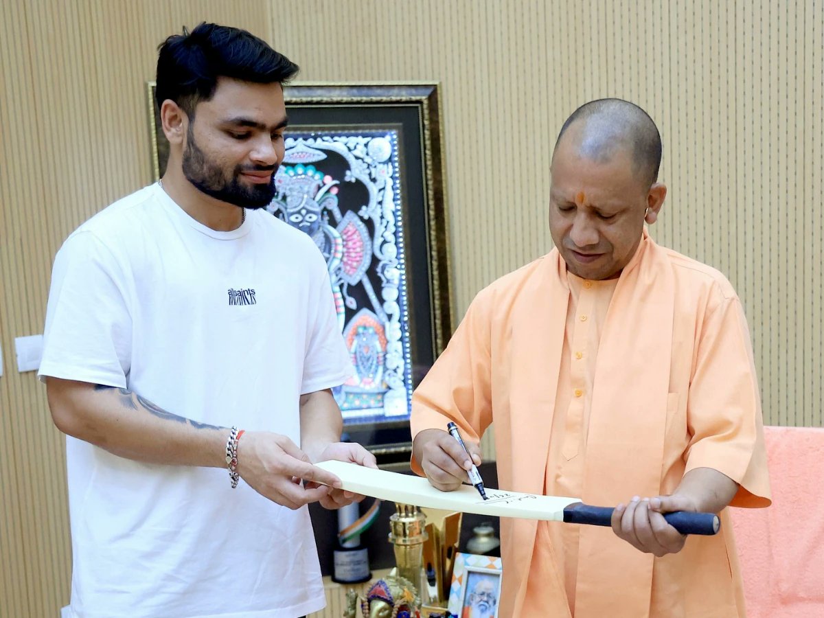 रिंकू सिंह की शर्त में बेसिक शिक्षा गर्त में

उत्तर प्रदेश में रिंकू सिंह, जो केवल 9वीं पास हैं को बेसिक शिक्षा अधिकारी बनाया गया है

जबकि जापान में एक छात्रा को स्कूल जाने के लिए ट्रेन चलाया जा रहा है और तेलंगाना में एक बच्ची के लिए स्कूल चलाया जा रहा है।

लेकिन यूपी में 5000+