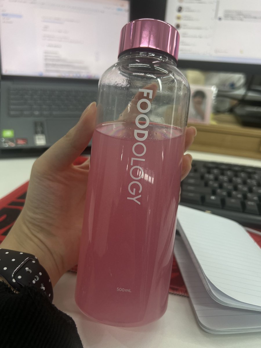 Foodologyintern's tweet photo. おはようございますー🤭！
コラーゲンオロジーめちゃくちゃおいしいですっ
はまりそう！！！！！
ちなみにこのピンクボトルもかわいですよねえ🩷
今日はハッピーハッピー金曜日🎶
韓国の会社ってほぼ平日勤務で週末は休みです！！だからハッピーやで🥴
みなさんは今日の夜予定ありますか~？ https://t.co/BfgzwMjTFW
