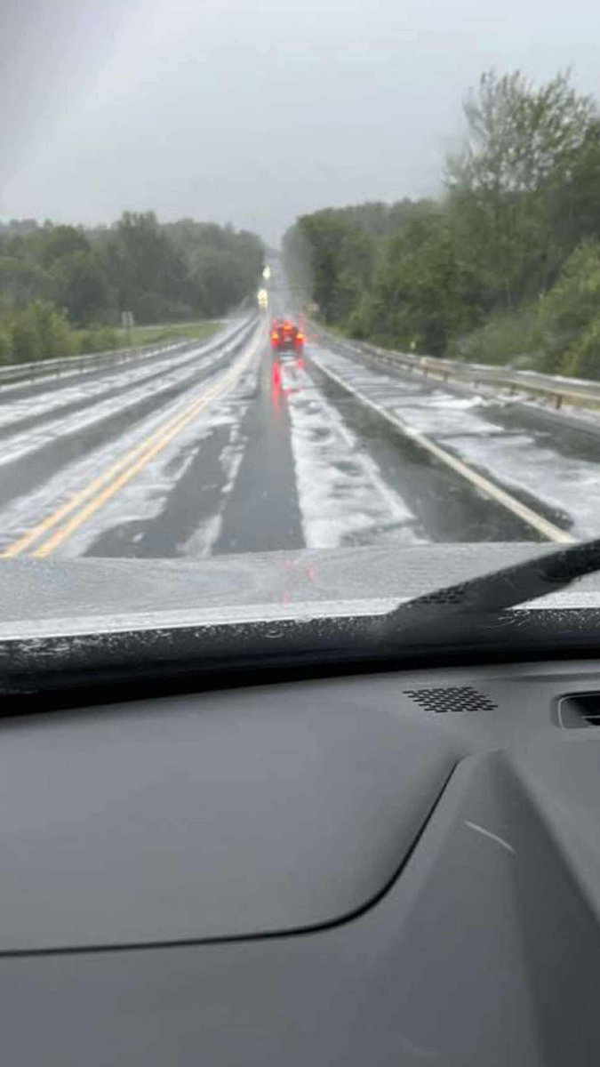Danbury_WX's tweet image. It’s July 3rd and cars slid off the road due to “icing” conditions in NE CT. This was hail accumulation on the roads!
📸 Alicen Groh