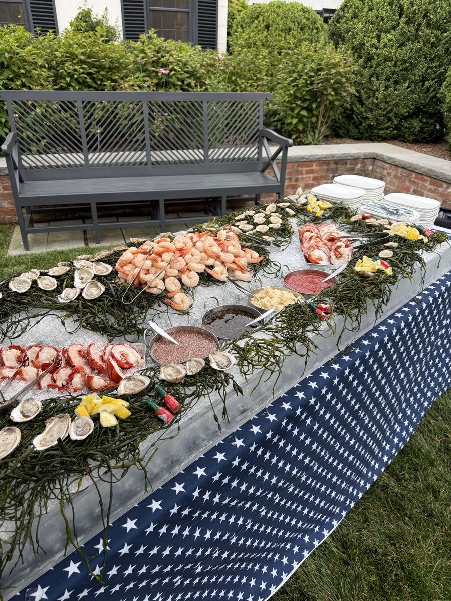 kpaapept3's tweet image. #lovewhatyoudo #youllneverworkadayinyourlife #fruitofthesea #lobstertails #breakfast #rawbar #oysters #clams #lobster #shrimp
