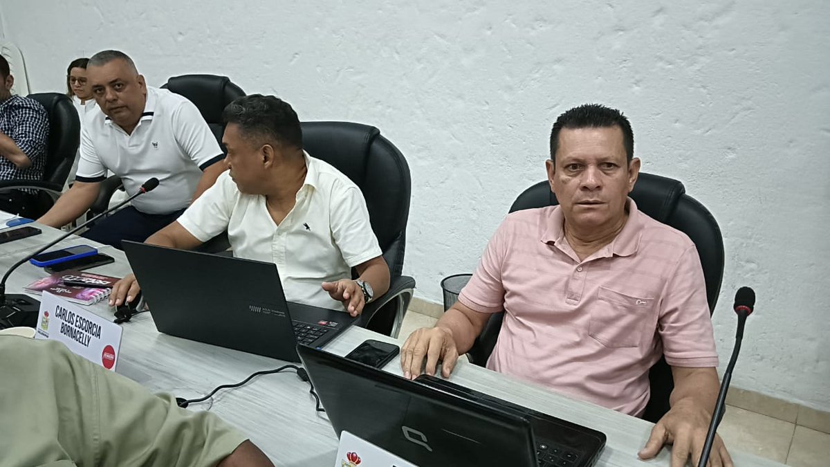 AlexThomas169's tweet photo. El debate al SIVA se tradujo en buen gerente, pero requiere apoyo de gremios, gobierno y ciudadana. Necesario: Mayor pedagogía a la gente de las bondades del servicio, control a la ilegalidad vehicular, medidas coercitivas, día sin carro y motos, convenio con policía de tránsito! https://t.co/mv3Ih5cyBZ