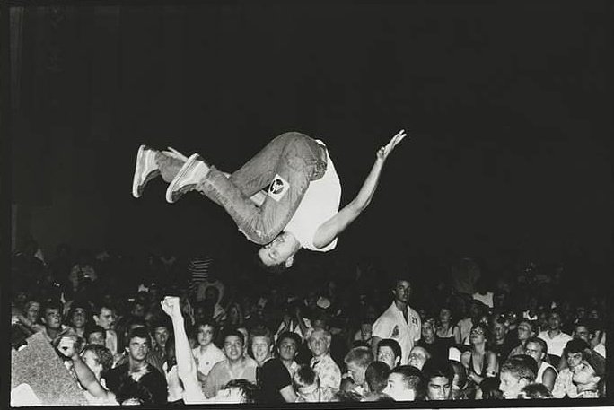 44 years ago today
Famous flip shot of skater Chuck Burke taken during Stiff Little Fingers / Adolescents / D.O.A. show at Perkins Palace in Pasadena, California, July 4, 1981.

Photo by Edward Colver 

#punk #punks #punkrock #punklegends #skatepunk #history #otd #punkrockhistory