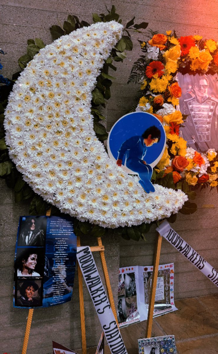 LuvInvincible's tweet photo. I want to take a moment to thank everyone.

Thanks to all the fans who took their time to donate to get these arrangements to Michael.

These arrangements were done with so much love in our hearts.

Everybody kept raving on how beautiful they were.

Moonwalkers Stationhead proud! https://t.co/oQOkzFSGxb