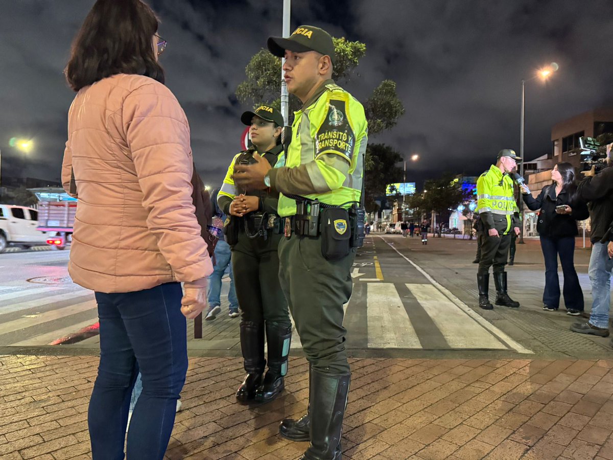 🚨 La seccional de tránsito de Bogotá, implementa la campaña: 
🚶‍♀️🚦 ¡NO PIERDAS TU VIDA POR GANAR UNOS SEGUNDOS!
 Indicándo a los peatones la importancia de utilizar siempre los  pasos seguros, evita los comportamientos que ponen en riesgo nuestra integridad.@transitopolicia