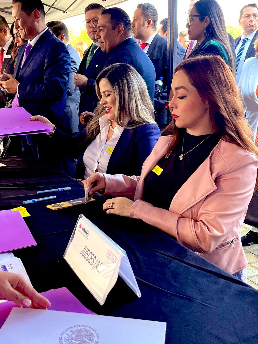 aneretto's tweet image. Hoy oficialmente soy Jueza Electa de Distrito en materia Penal en CDMX. Mi compromiso y mi servicio a mi México será inquebrantable y lucharé hoy y siempre contra la corrupción, el tráfico de influencias y el derecho selectivo dando todo de mí por la justicia , verdad y amor.
