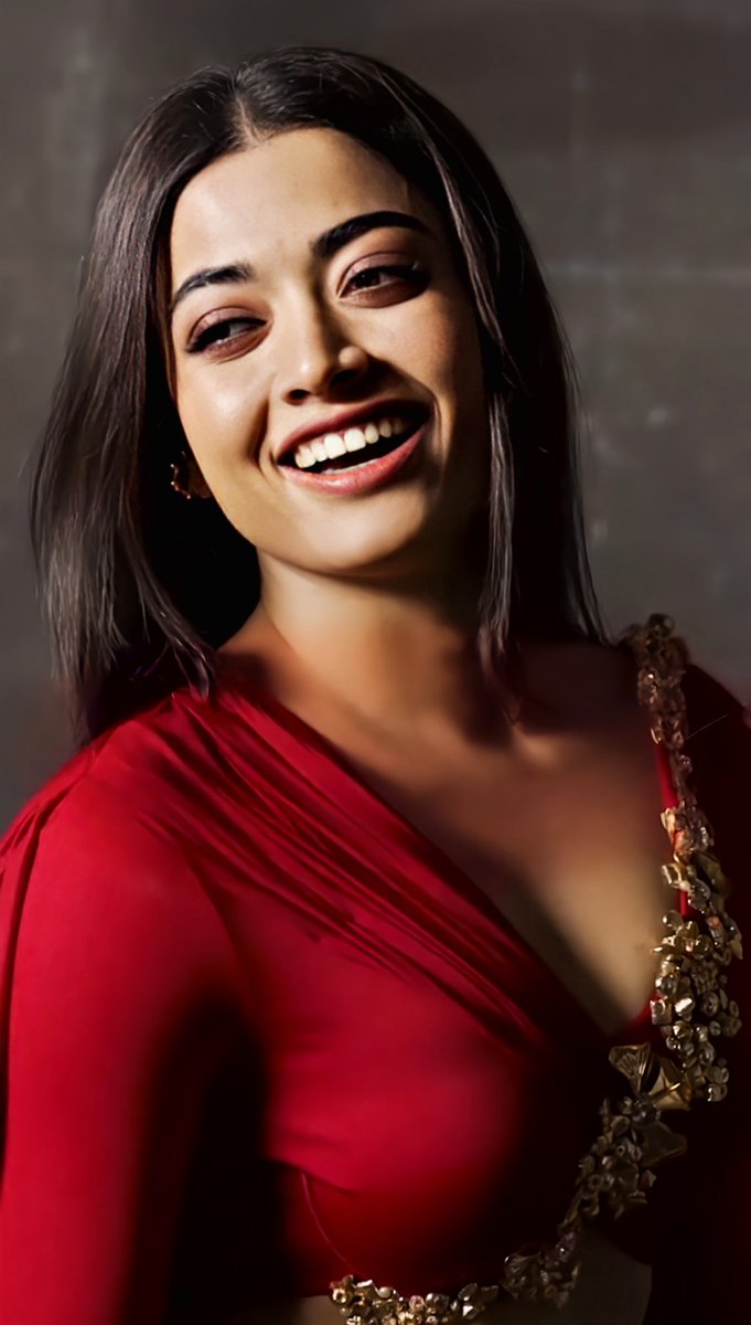 RM_Tamil_FC's tweet photo. She is a breathtaking masterpiece of love and light. A serenade of elegance that captivates the heart ♥️
If beauty were a star, she’d be its eternal glow 🤗💖
Happy Morning Folks 🌻🌸 
@iamRashmika 
#RashmikaMandanna https://t.co/5BMJv5czbJ