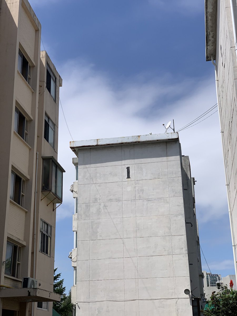 8년 4개월을 살았던 집을 떠났습니다. 연남동 공원 맨 끝자락에 위치한 5층의 작은 집에 처음 들어올때만 해도 이 집에서 3040일간- 이렇게 오래 살 줄은 몰랐는데요.. 1970년대에 지어진 연남아파트는 이제 역사속으로 사라집니다.