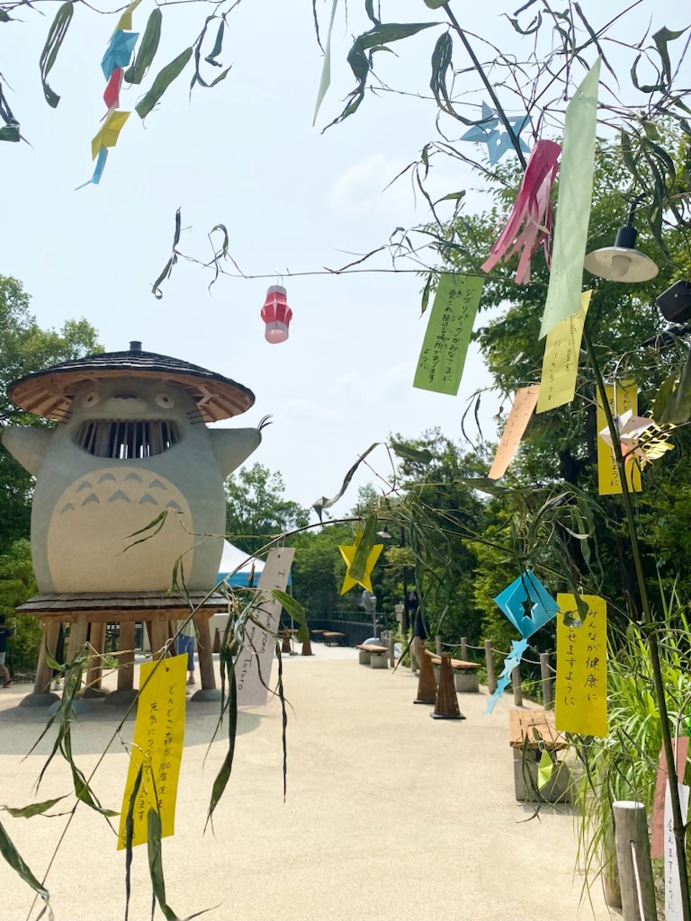 ghibliparkjp's tweet image. 7月に入り、どんどこ森の山頂では七夕飾りを置いています。みんなのお願いごとをどんどこ堂が見守ってくれているようです。