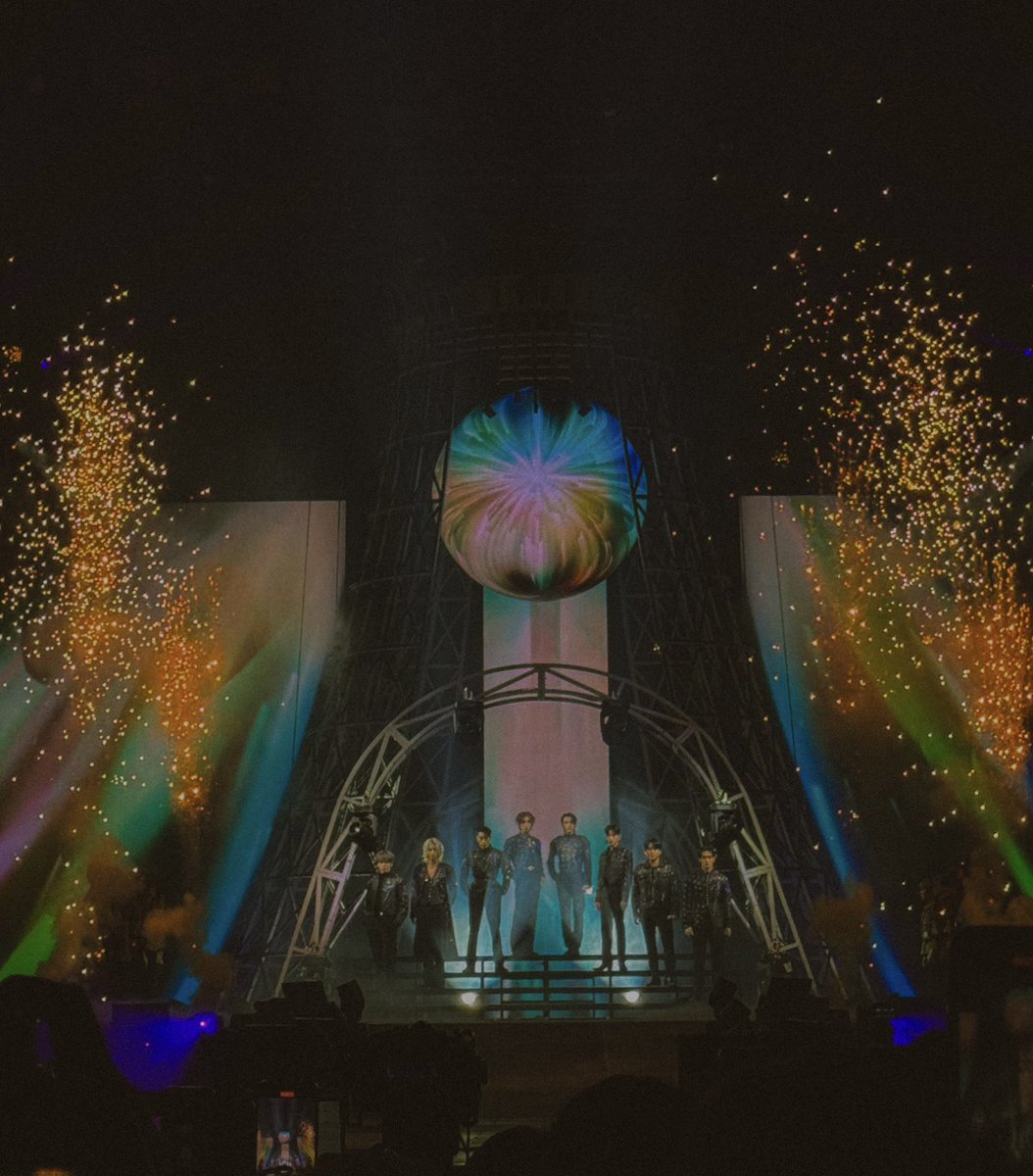 ateezbrwins's tweet photo. [📢] Para aquecer o coração: A mensagem do diretor Seo Doughyun (diretor de show) sobre a final da turnê 🥹❤️. 

Seo Doughyun:

"No final do último concerto, bem antes do #ATEEZ fazer sua primeira aparição durante a abertura, tinha algo que queria dizer a eles pelos in-ears . Até então,  eu apenas dizia "fiquem prontos - vão! (Stand by- go!)" nesse momento. Mas, sabendo que era realmente o fim de uma longa jornada, senti a vontade de dizer mais uma coisa. 

Era algo que queria que a equipe e os membros ouvissem antes do show começar.  E embora eu não tenha conseguido dizer isso a todos que estiveram com a gente nessa jornada, aproveito essa oportunidade para dizer agora, através destas palavras:

Obrigada por caminhar conosco nessa jornada em busca da luz. No final deste encerramento, tirem um momento para sentir a luz que vocês  reuniram dentro de si mesmos.  Fiquem prontos - vão! (stand by- Go!)"

Cr lovelifebeauty

  #ATEEZ @ATEEZofficial