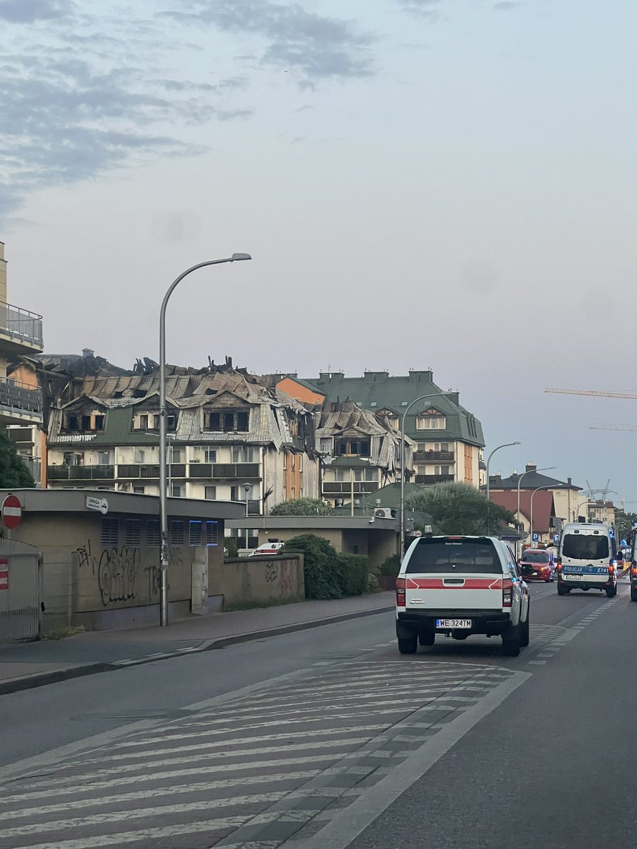 _Emory_Scott__'s tweet image. Właśnie odstawiliśmy koleżankę do mieszkania obok bloków które się zapaliły w Ząbkach. Masakrycznie to wygląda