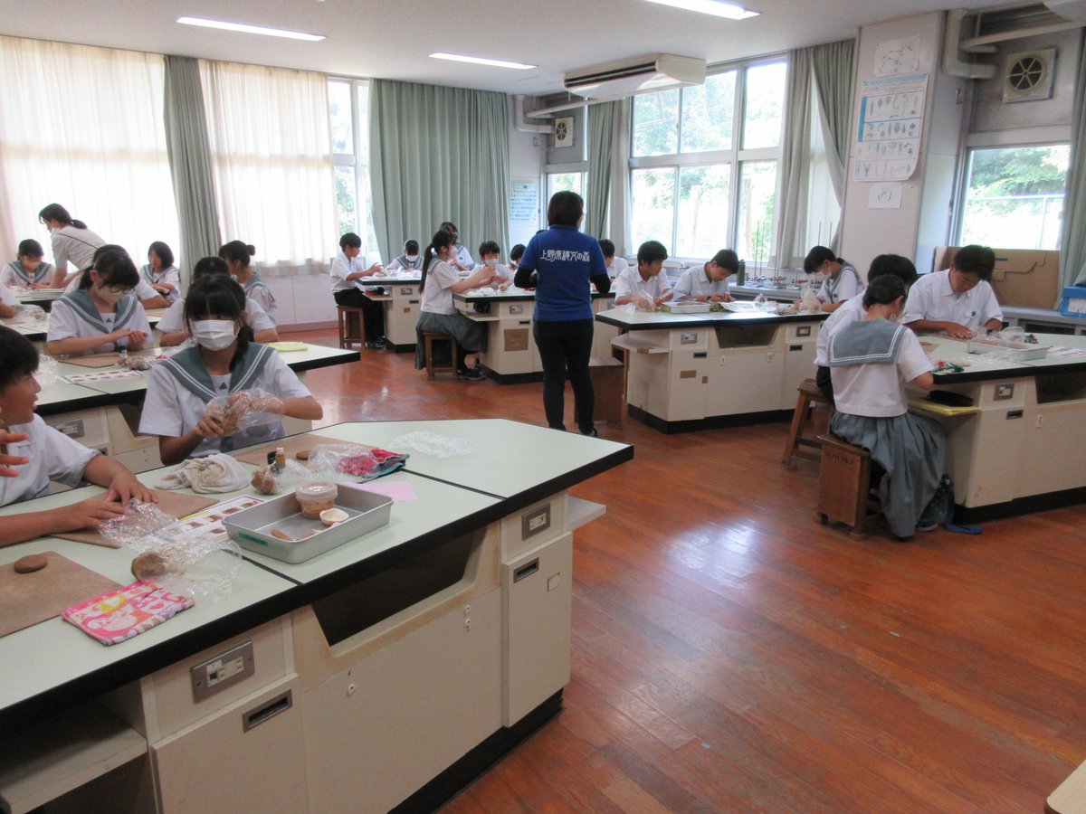 【１年生：郷土体験学習】
前半は県立埋蔵文化財センターの方から細山田は土器など縄文時代のものがたくさん発見されたことを教えていただきました。後半は上野原縄文の森の方の指導を受けながら縄文土器づくりに挑戦しました。縄文の森で焼いていただき１か月半後ぐらいにできあがるそうです。