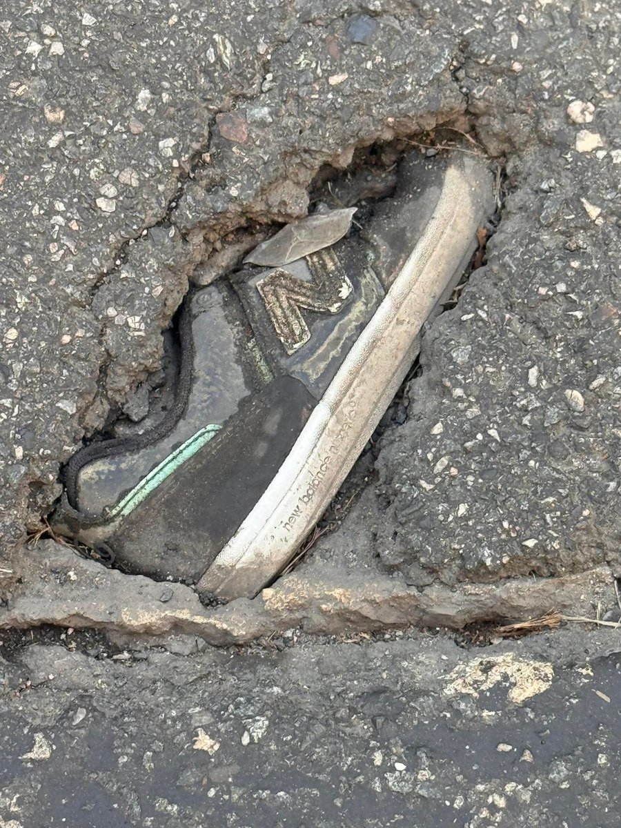 Mrstanleycup's tweet photo. This ia the way Philly deals with the TRASH like they deal with the pot holes.. 33โ๐ฝโค๏ธ#PhillyTrash pay them. https://t.co/2DkzPhEJpv