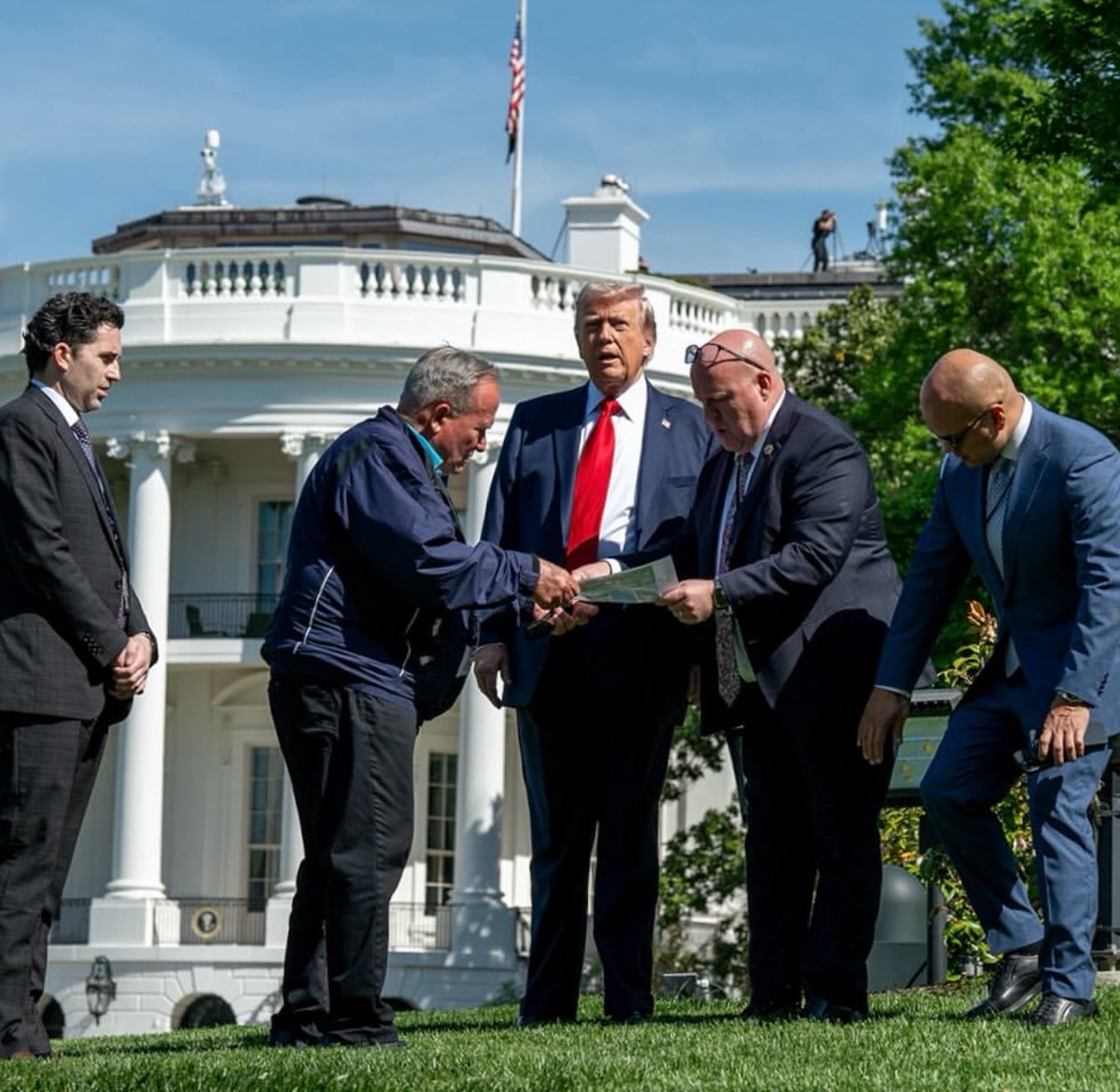 🚨BREAKING: President Trump just announced he's hosting a UFC FIGHT on the White House lawn for America's 250th Birthday.

It just doesn't get more American than this.