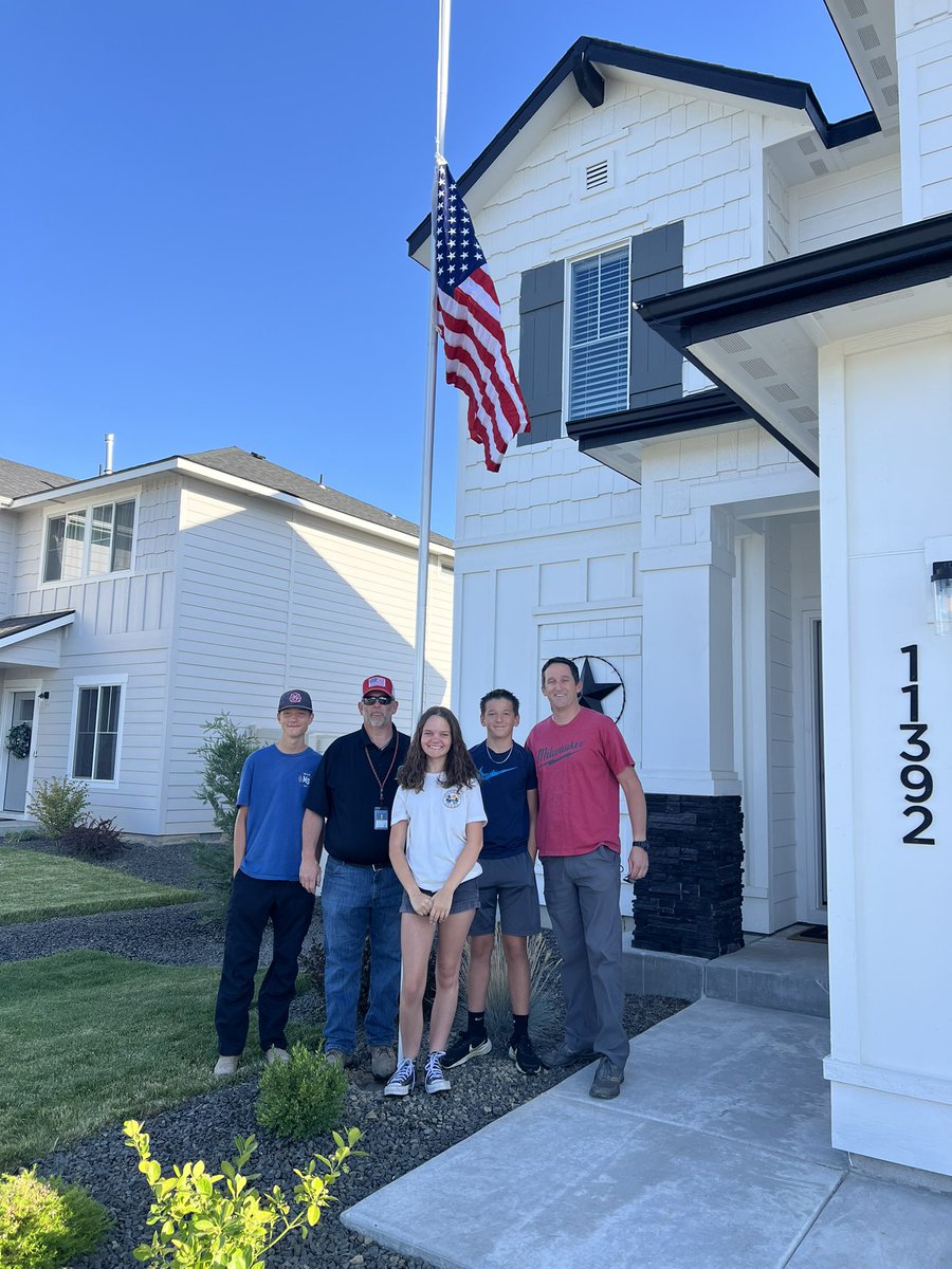 mayor_chadwick's tweet image. Star’s and Stripes for Veterans
The past two days the Star Mayors Youth Council, Star Police Chief Zach Hessing and myself installed many flagpoles for our amazing veterans in our Star Community. The smiles on the veterans faces and the stories and conversations between our…