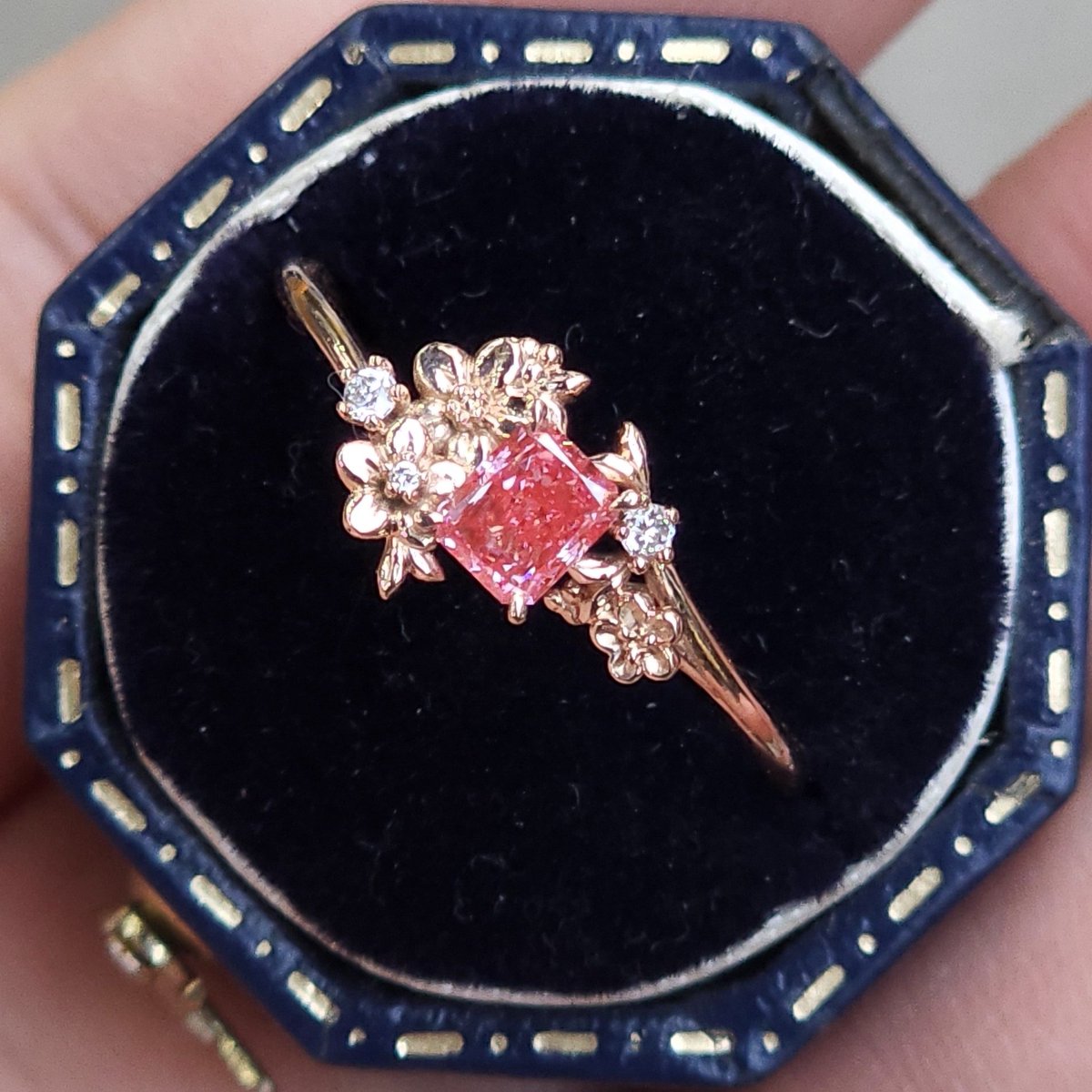 랩 핑크 다이아로 제작한 벚꽃가지 반지 제작완료했습니다 :> 맡겨주셔서 감사드립니다!