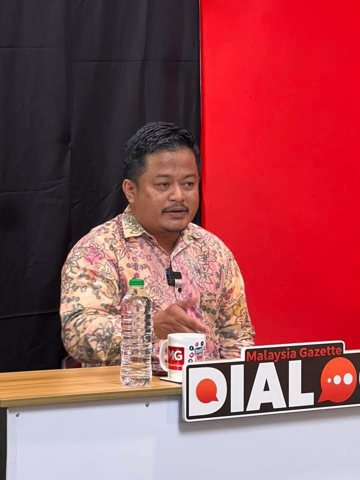 liyana_marzuki's tweet image. GAYA, MUTU, KEUNGGULAN
Semalam, saya dijemput ke studio Malaysia Gazette, untuk saksikan Dialog Dua Penjuru, dua orang pemimpin muda negara. YB Hilman dari Armada dan YB Hasbie dari Pemuda Amanah.
Tajuknya, “Payung Besar orang Melayu, keperluan atau helah?”
Ok lah, pohon…