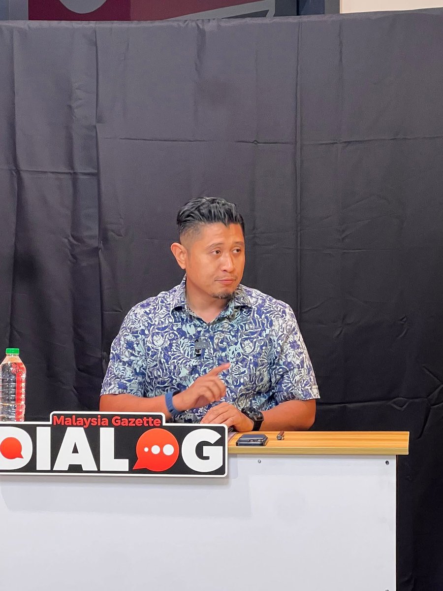 liyana_marzuki's tweet image. GAYA, MUTU, KEUNGGULAN
Semalam, saya dijemput ke studio Malaysia Gazette, untuk saksikan Dialog Dua Penjuru, dua orang pemimpin muda negara. YB Hilman dari Armada dan YB Hasbie dari Pemuda Amanah.
Tajuknya, “Payung Besar orang Melayu, keperluan atau helah?”
Ok lah, pohon…