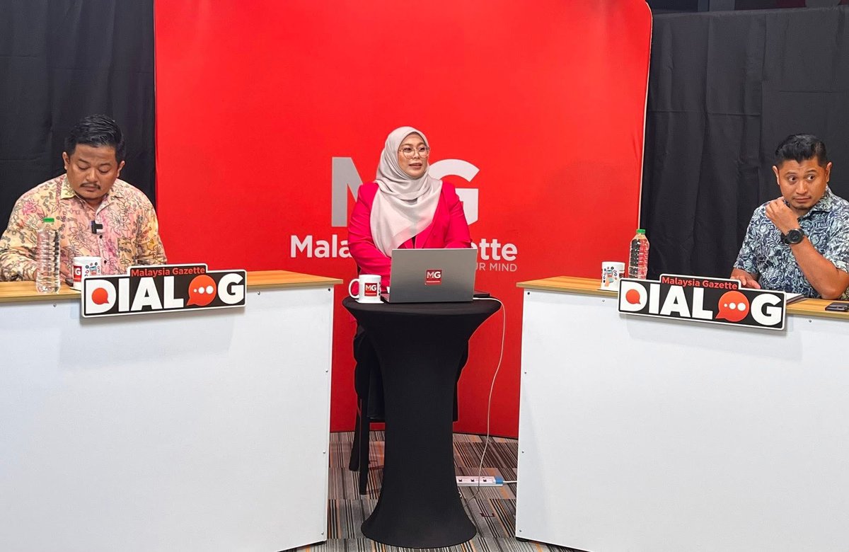 liyana_marzuki's tweet image. GAYA, MUTU, KEUNGGULAN
Semalam, saya dijemput ke studio Malaysia Gazette, untuk saksikan Dialog Dua Penjuru, dua orang pemimpin muda negara. YB Hilman dari Armada dan YB Hasbie dari Pemuda Amanah.
Tajuknya, “Payung Besar orang Melayu, keperluan atau helah?”
Ok lah, pohon…