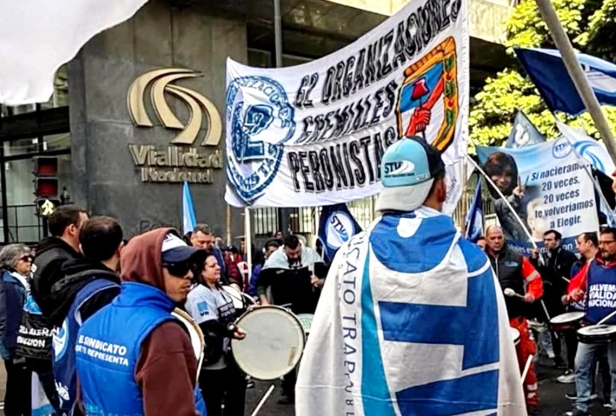 CronicaSindicaL's tweet photo. #ENLUCHA #VIALES liderados por Graciela ALEÑÁ firmes contra el intento del Gobierno de disolver la DNV. Vialidad que no se rinde, no se entrega y no se vende. Críticas a propuesta de Gobernadores sobre el Impuesto a Combustibles. @somosstv @Gracielastv
https://t.co/nMWDK46bSJ https://t.co/A8aypVPzEg