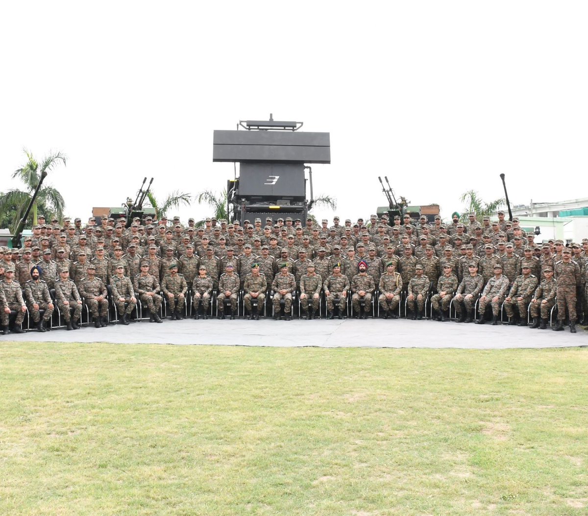 westerncomd_IA's tweet photo. #StrongAndCapable
#ForeverWestwards

Lt Gen #ManojKumarKatiyar, PVSM, AVSM, #ArmyCommander #WesternCommand, reviewed operational preparedness of #RisingStarCorps formations. He commended their high state of readiness & emphasised on driving technological innovations to sharpen the cutting edge on the #WesternFront.

@adgpi @RisingStarCorps @prodefencechan1
@prodefencejammu