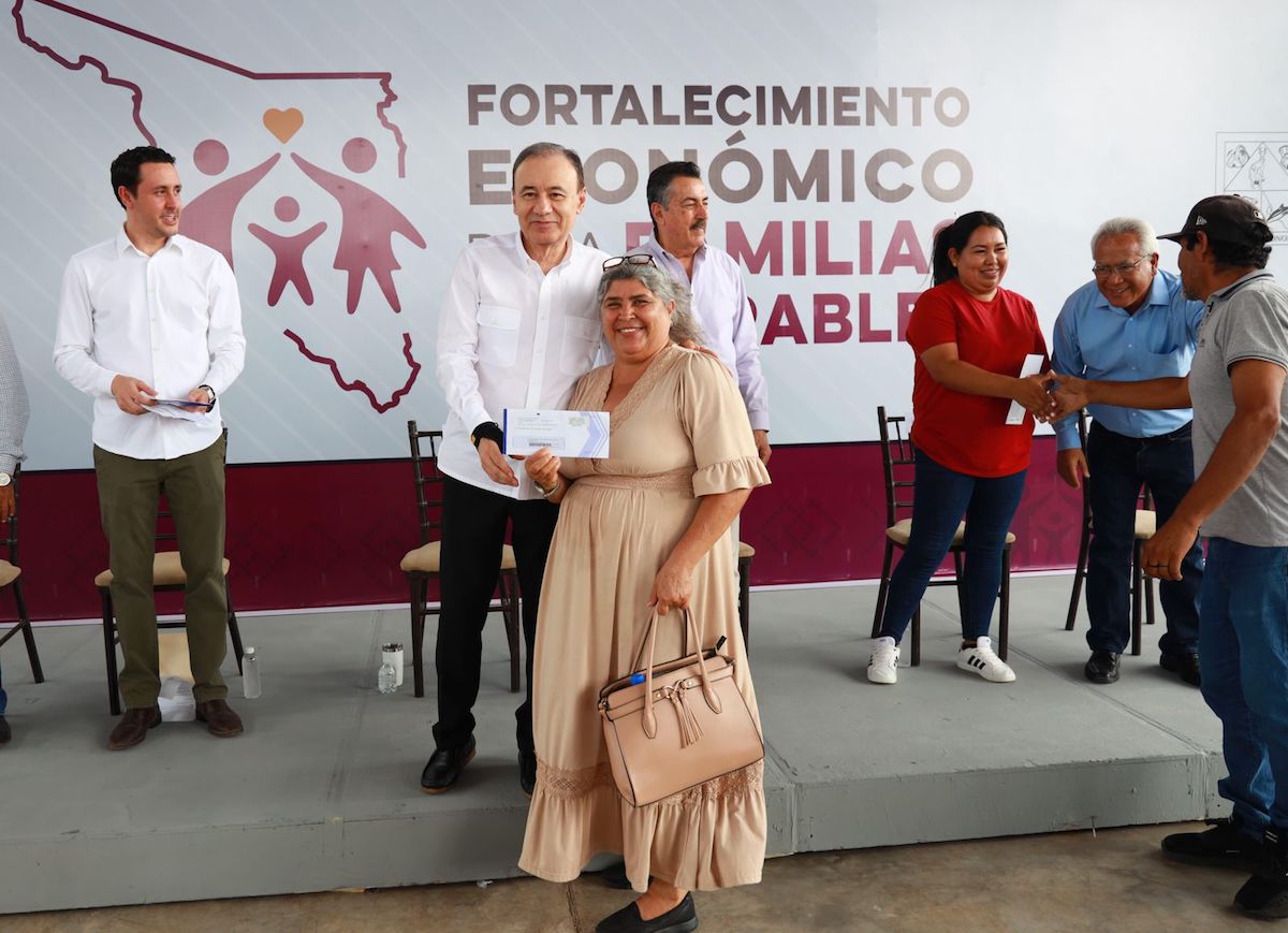 El Portal de la Gente (@portaldelagente) on Twitter photo Con inversión social histórica, transporte renovado y calles rehabilitadas, Gobernador Durazo cumple a familias del sur
<a href="/gobiernosonora/">Gobierno del Estado de Sonora</a> <a href="/AlfonsoDurazo/">Alfonso Durazo</a> <a href="/PaulinaOcanaE/">Paulina Ocaña</a> <a href="/SonoraBienestar/">Secretaría de Bienestar del Estado de Sonora</a> #Sonora #SeguimosTransformando #TierraDeOportunidades
elportaldelagente.mx/2025/07/con-in… Con inversión social histórica, transporte renovado y calles rehabilitadas, Gobernador Durazo cumple a familias del sur
<a href="/gobiernosonora/">Gobierno del Estado de Sonora</a> <a href="/AlfonsoDurazo/">Alfonso Durazo</a> <a href="/PaulinaOcanaE/">Paulina Ocaña</a> <a href="/SonoraBienestar/">Secretaría de Bienestar del Estado de Sonora</a> #Sonora #SeguimosTransformando #TierraDeOportunidades
elportaldelagente.mx/2025/07/con-in…