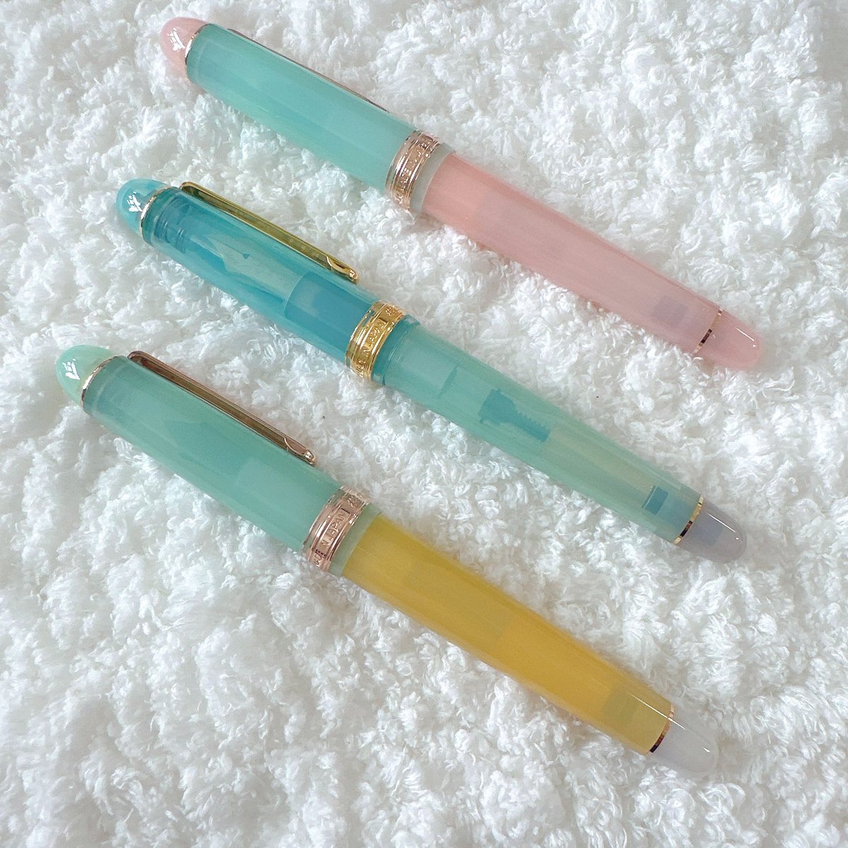 #콩설기산다

플래티넘 센츄리 논블 페퍼민트🌿

아주 상큼한 여름 펜이네요🤤 캐모마일과도 잘 어울릴 것 같아서 붙여 봤더니 야 이거 그냥 짝지 아니냐?! 상태로 승천했다는 소식입니다😇