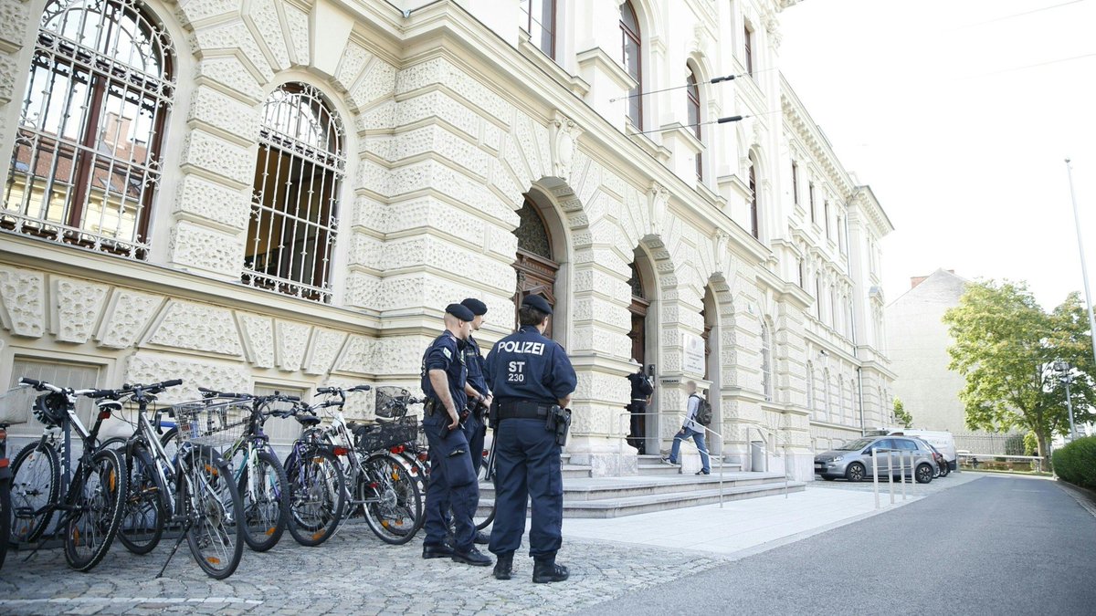 krone_at's tweet photo. 17-jährige „Pedo-Hunter“ genossen Nervenkitzel: Drei Jugendliche wurden jetzt in Graz verurteilt. Sie hatten angebliche Pädophile in einen Hinterhalt gelockt, verprügelt und ausgeraubt.
https://t.co/vE3HkMij41 https://t.co/vBBlQxUEdW