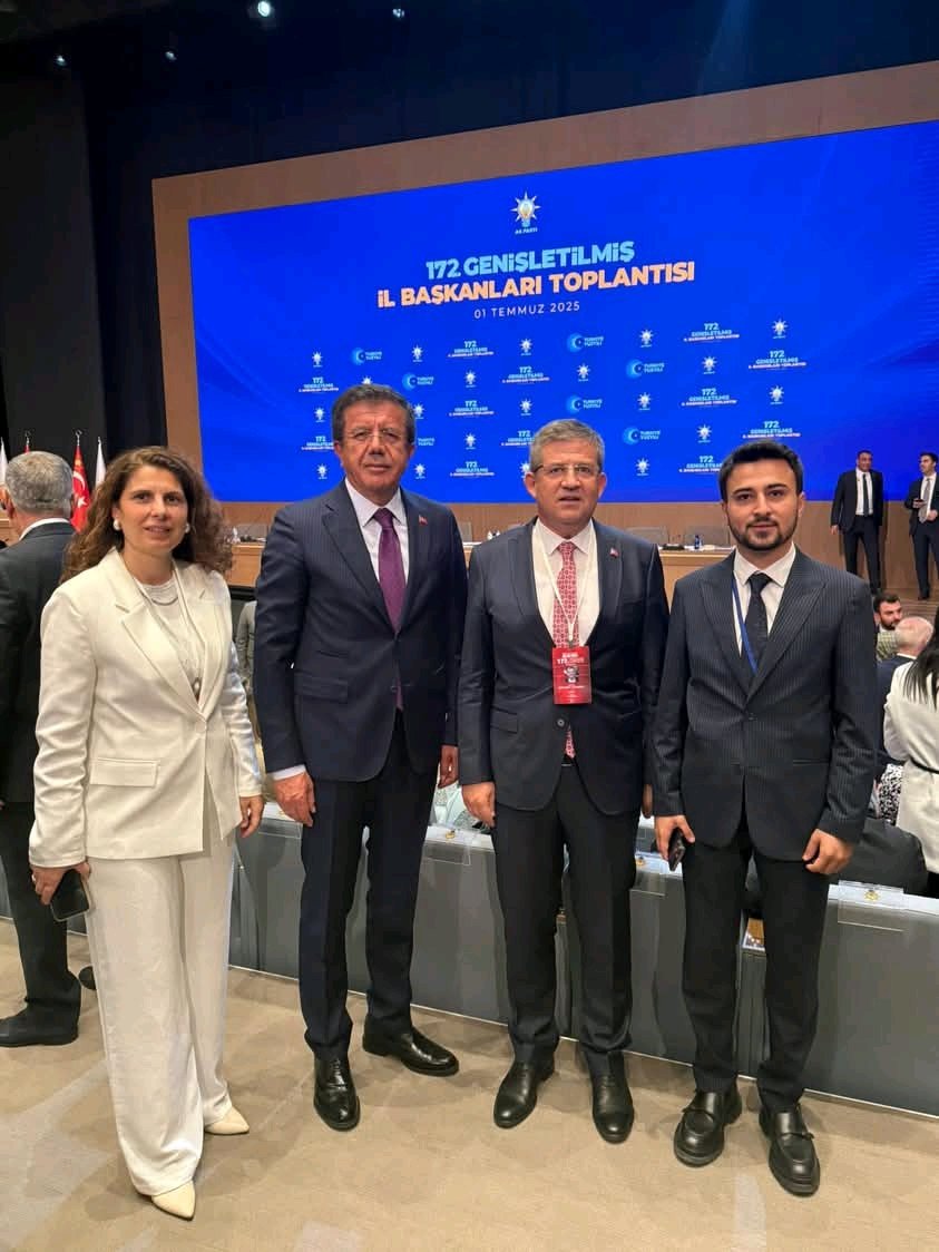 AK Kadın Denizli (@akkadindenizli) on Twitter photo Cumhurbaşkanımız ve Genel Başkanımız <a href="/RTErdogan/">Recep Tayyip Erdoğan</a>’ın başkanlığında gerçekleştirilen 172. Genişletilmiş İl Başkanları Toplantısı’na; GM Başkan Yardımcımız <a href="/ZeybekciNihat/">Nihat Zeybekci 🇹🇷</a> , İl Başkanımız <a href="/subasiogluMS/">Muhammet Subaşıoğlu</a> , İl Başkanımız <a href="/mnevvertekasla1/">Münevver Tekaslan🇹🇷</a> ve İl Gençlik K. Başkanımız @mahmutmertc katıldı. Cumhurbaşkanımız ve Genel Başkanımız <a href="/RTErdogan/">Recep Tayyip Erdoğan</a>’ın başkanlığında gerçekleştirilen 172. Genişletilmiş İl Başkanları Toplantısı’na; GM Başkan Yardımcımız <a href="/ZeybekciNihat/">Nihat Zeybekci 🇹🇷</a> , İl Başkanımız <a href="/subasiogluMS/">Muhammet Subaşıoğlu</a> , İl Başkanımız <a href="/mnevvertekasla1/">Münevver Tekaslan🇹🇷</a> ve İl Gençlik K. Başkanımız @mahmutmertc katıldı.