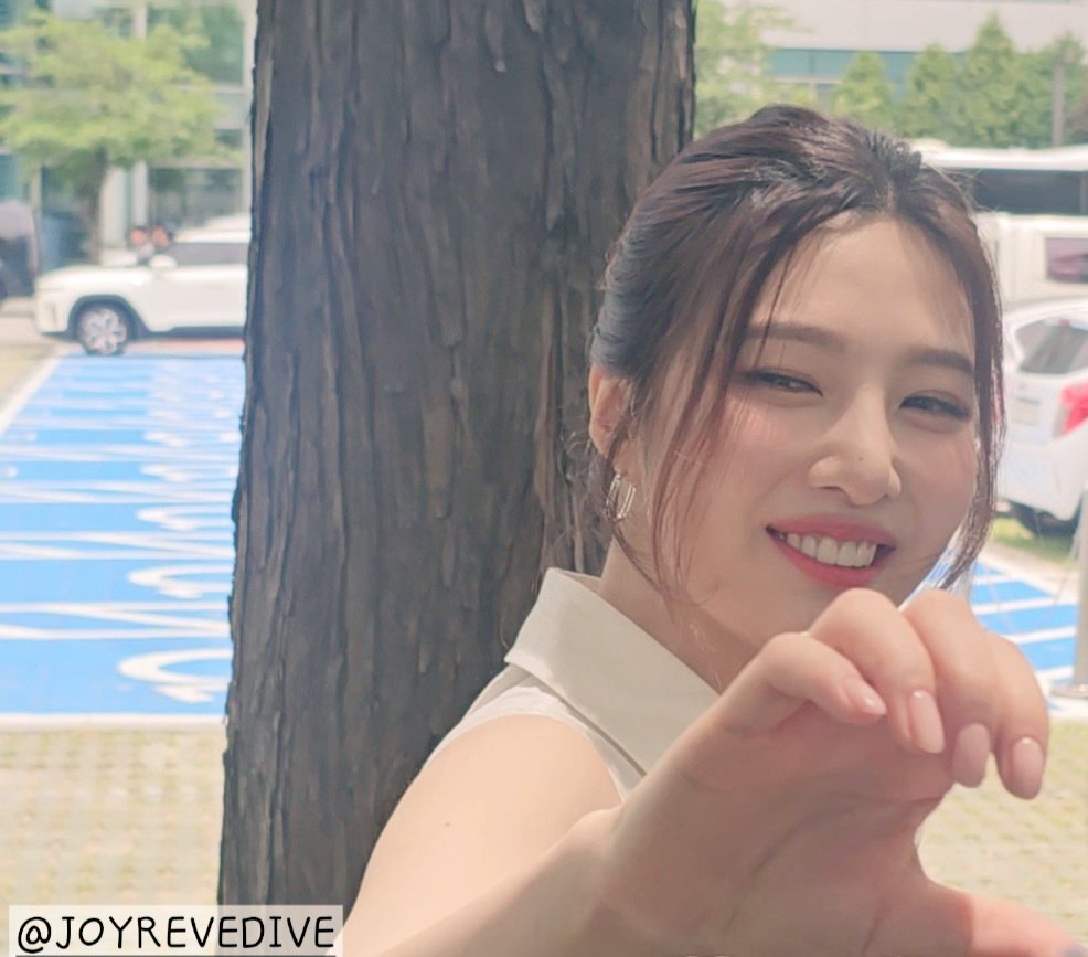 JOYREVEDIVE's tweet image. 250702 💚JOY💚
#RedVelvet  #레드벨벳  #조이 #JOY #동물농장