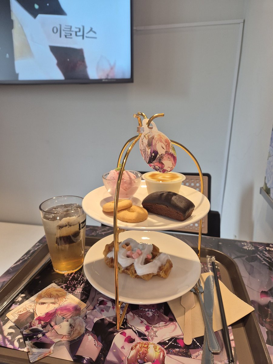 Only_Apink_Luv's tweet photo. 아파도 덕질은 포기 못해..!
잘 꾸며져 있어서 보는 맛도 있고 굿즈도 잘 나와서 살 맛이 있었던ㅎㅎㅎ행복사할게요
#안엔죽 #악역의엔딩은죽음뿐 #판타지트 #콜라보카페 https://t.co/EqVy6yx169
