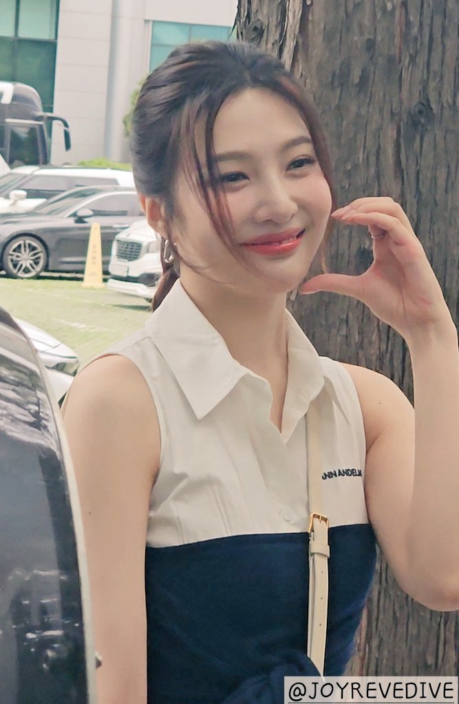 JOYREVEDIVE's tweet image. 250702 💚JOY💚
#RedVelvet  #레드벨벳  #조이 #JOY #동물농장
