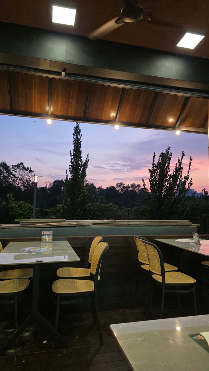 Syahdu betul makan roti canai view gini