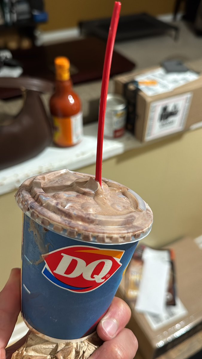 aalbanito's tweet photo. Someone needs to tell Dairy Queen to start using real lids. Wtf is this @DairyQueen https://t.co/pMpmEdJtw8
