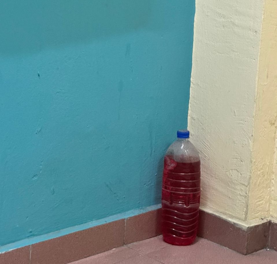 Dekat pejabat kerajaan, ada orang komen air jampi apa ni letak kat tangga ni?

Pencinta bulus akan faham. Soalannya… berkesan atau tidak?