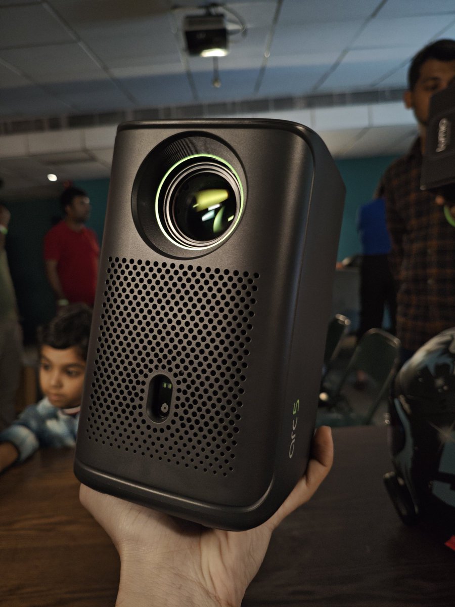 dsr1505's tweet image. Recently got my hands on the new Arc series. This compact projector is super sleek.
Loving the ease of use right out of the box, and the Google TV integration is great.
Can&apos;t wait to experience it more personally.

#Lumio #Luminati #Arc5 #Arc7
