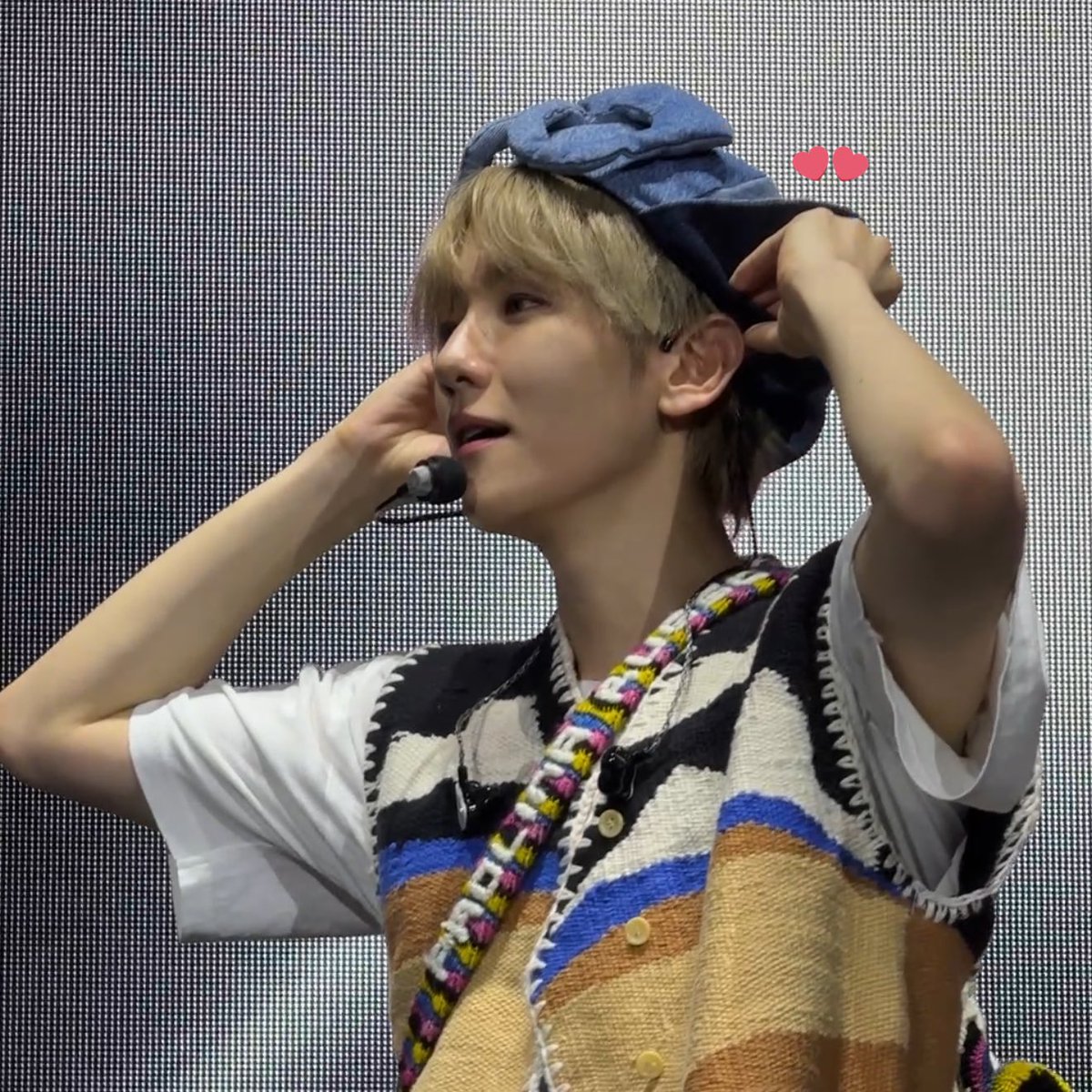 모자때문에 팬들 목소리 잘 안 들린다구 
멘트 타임에 귀 접고 있었음ㅋㅋ 사랑해