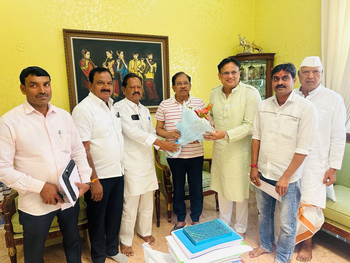 ಕಲ್ಯಾಣ ಕರ್ನಾಟಕ ಪ್ರದೇಶ ಅಭಿವೃದ್ಧಿ ಮಂಡಳಿಯ ಅಧ್ಯಕ್ಷರು ಹಾಗೂ ಜೆವರ್ಗಿ ಶಾಸಕರಾದ ಡಾ. ಅಜಯ್ ಧರ್ಮಸಿಂಗ್ ಅವರು ತಮ್ಮ ಕ್ಷೇತ್ರದ ಮುಖಂಡರು ಹಾಗೂ ಕಾರ್ಯಕರ್ತರೊಂದಿಗೆ ಇಂದು ನನ್ನನ್ನು ಸದಾಶಿವನಗರದ ನಿವಾಸದಲ್ಲಿ ಭೇಟಿ ಮಾಡಿದರು. ವಿವಿಧ ಅಭಿವೃದ್ಧಿಗಳಿಗೆ ಸಂಬಂಧಿಸಿದಂತೆ ಮನವಿಗಳನ್ನು ಸ್ವೀಕರಿಸಿದೆ.