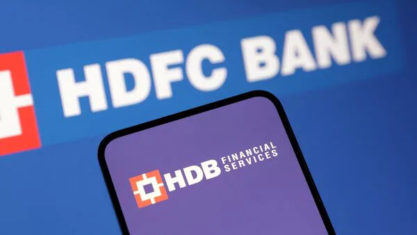 CNBCTV18Live's tweet photo. #NewListing | #HDBFin lists at a premium of 13% at ₹835/sh vs issue price of ₹740/sh on #NSE https://t.co/LJq5DHANgV