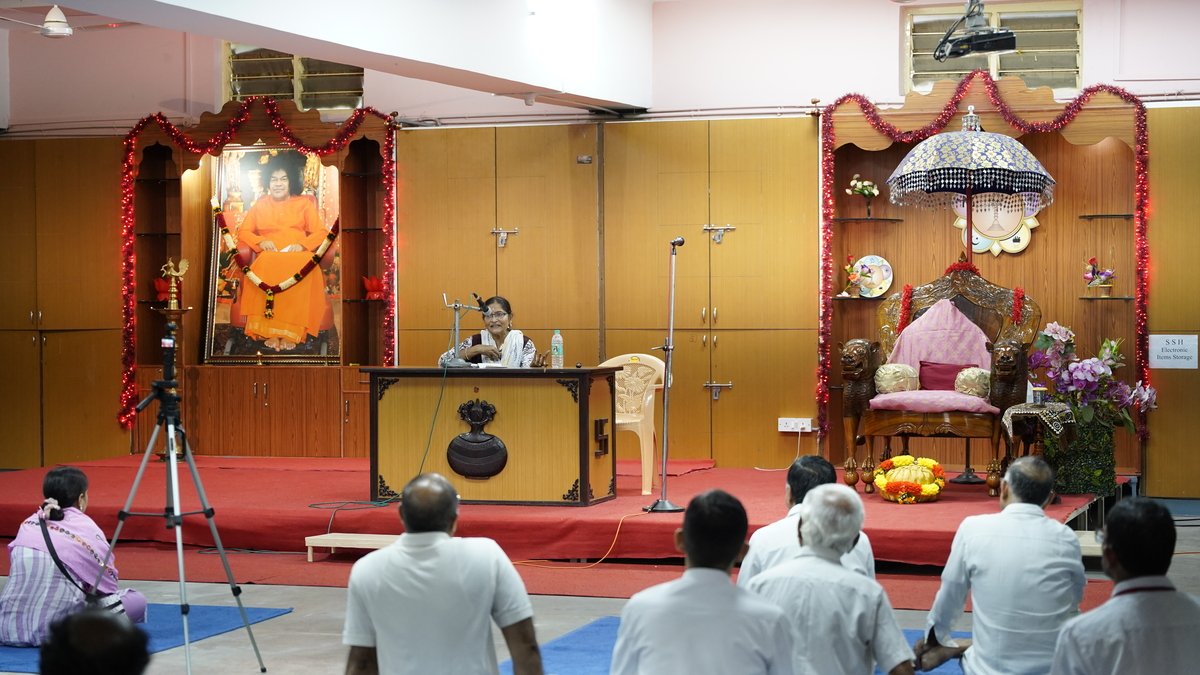 SSSIHL's tweet image. The 9 day Faculty #yogaworkshop held at Prasanthi Nilayam, from 19–27 June 2025 blended ancient wisdom with modern pedagogy to empower educators through holistic well-being.
View report: sssihl.edu.in/sssihl-faculty…
#SSSIHL #FacultyDevelopment #idy2025